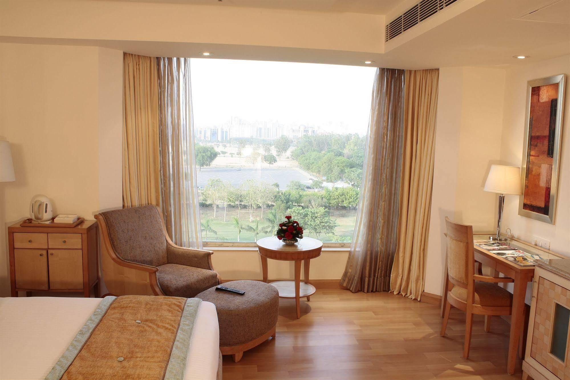 Vista Park Otel Gurgaon Dış mekan fotoğraf